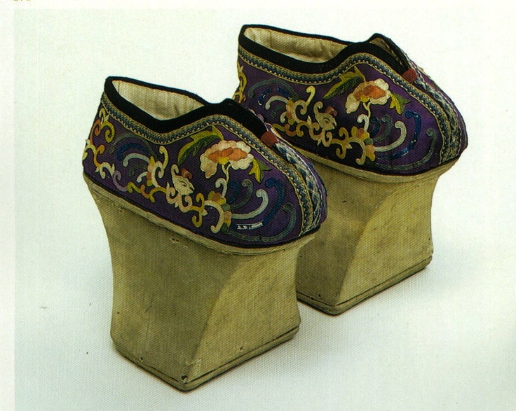 Flowerpot-sole shoes in the Qing Dynasty, Forbidden City collection. Mushroom Shoes, Chinese Textiles, 1930s Shoes, Historical Shoes, Chinese Shoes, Art Chinois, Chinese Embroidery, Chinese Costume, Shoes Drawing