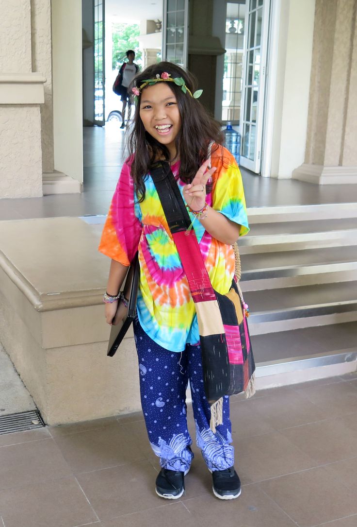 1960's hippy! Throwback Thursday - Spirit week at Berkeley International School 60s Outfits Spirit Week, Throwback Thursday Outfits Spirit Week, Throwback Thursday Outfits, Decades Day Spirit Week, The 60s Fashion, 1960s School, Decades Day, Throwback Day, Outfits 60s