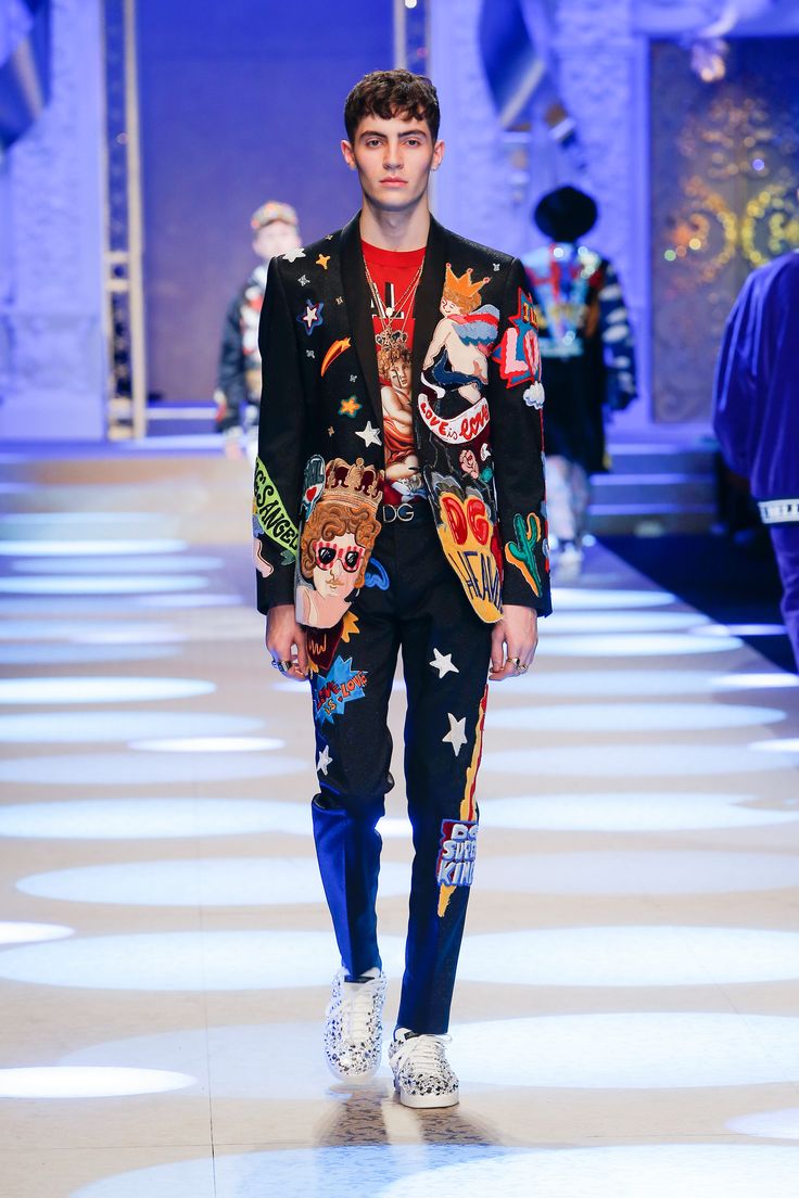 Dolce & Gabbana Fall Winter 2018-19 Menswear Fashion Show on Dolcegabbana.com. Rustic Mens Fashion, Mens Fashion 2018, Mens Fashion Casual Winter, Mens Fashion Business, Men Fashion Show, Mens Spring Fashion, Hipster Mens Fashion, Menswear Fashion Show, Winter Outfits Men