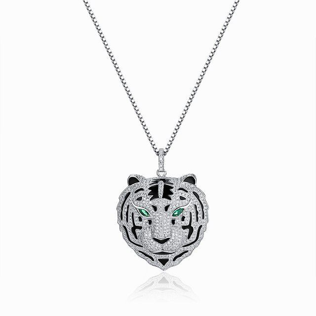 Cartier. diamond tiger pendant necklace...♡ Cartier Panther, Cartier Diamond, Dragon 3d, Cartier Necklace, Tiger Pendant, Sweet Jewelry, Diamond Bling, Nice Jewelry, Cartier Panthere