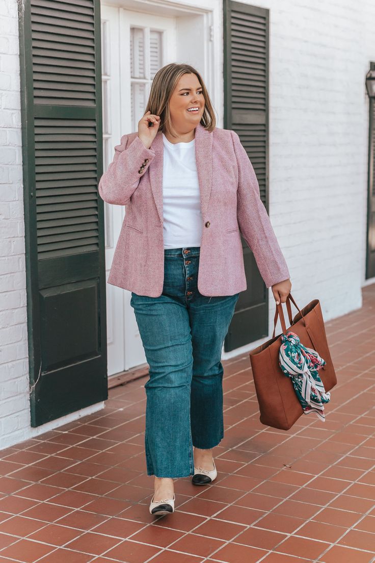 Must-Have Plus Size Blazers For Fall   #plussize #plussizefashion #plussizestyle #plussizeblazer #blazer #workwear #fashion #style #workstyle #curvy #curvyfashion #curvystyle #widewidthjeans #whitetee #tote #officeoutfits White Tees Outfit, Kawaii Clothes Goth, Herringbone Blazer, Plus Size Blazer, Minimalist Capsule Wardrobe, Mama Style, Stitch Fix Outfits, Fall Capsule Wardrobe, Blazer Outfits