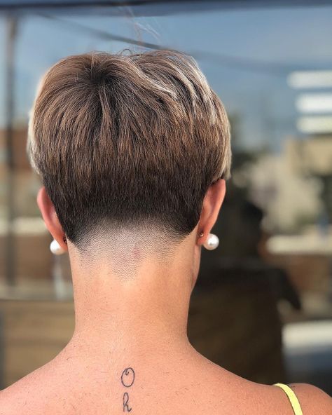 Women With Short Hair, Hair Fringe, Nape Haircut, Short Hair Back, Haircut Tip, Girls Short Haircuts, Bald Girl, Shaved Nape, Haircut Designs