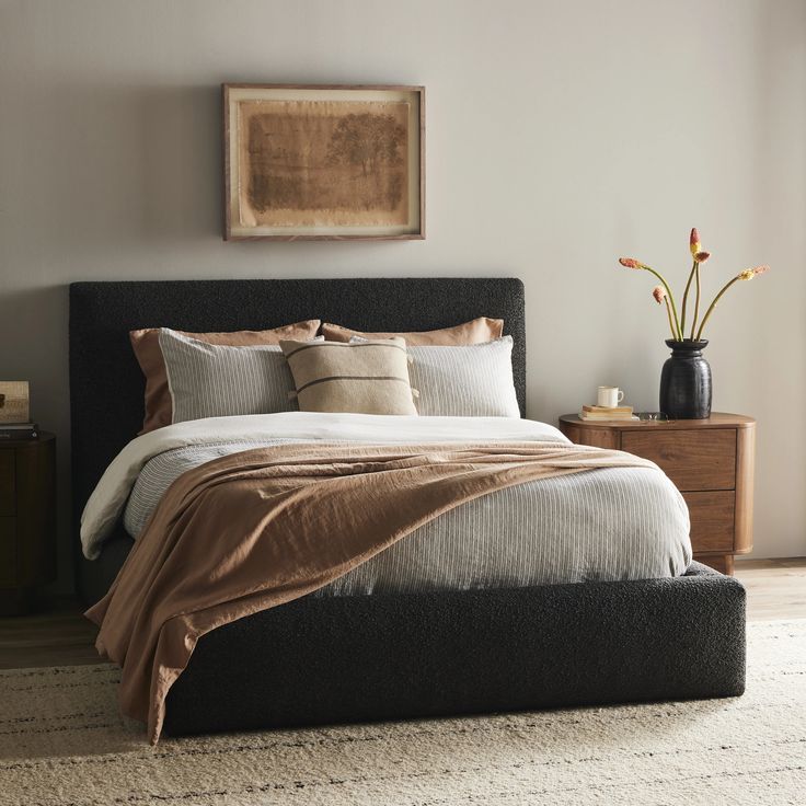 Modern Bedroom Black And Oak Bedroom Ideas, Charcoal Bed Frame Bedroom Ideas, Black Upholstered Bed Decor Ideas, Bedroom With Black Headboard, Dark Headboard Bedroom Decor, Cozy Bedroom Black, Dark Grey Bed Frame Bedroom Ideas, Black Bed Frame Decor, Black Guest Room