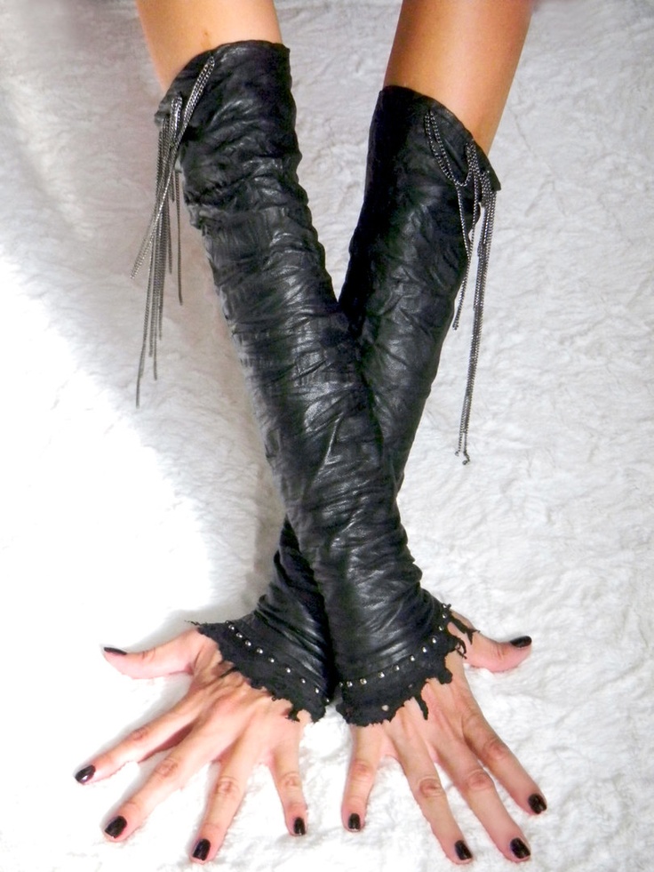 Long leather fingerless gloves. HEART!! Steampunk Warrior, Leather Fingerless Gloves, Shadow Realm, Clothing Alterations, Alexander Wang Shoes, Apocalyptic Fashion, Vintage Gloves, Fantasy Design, Casual Cosplay