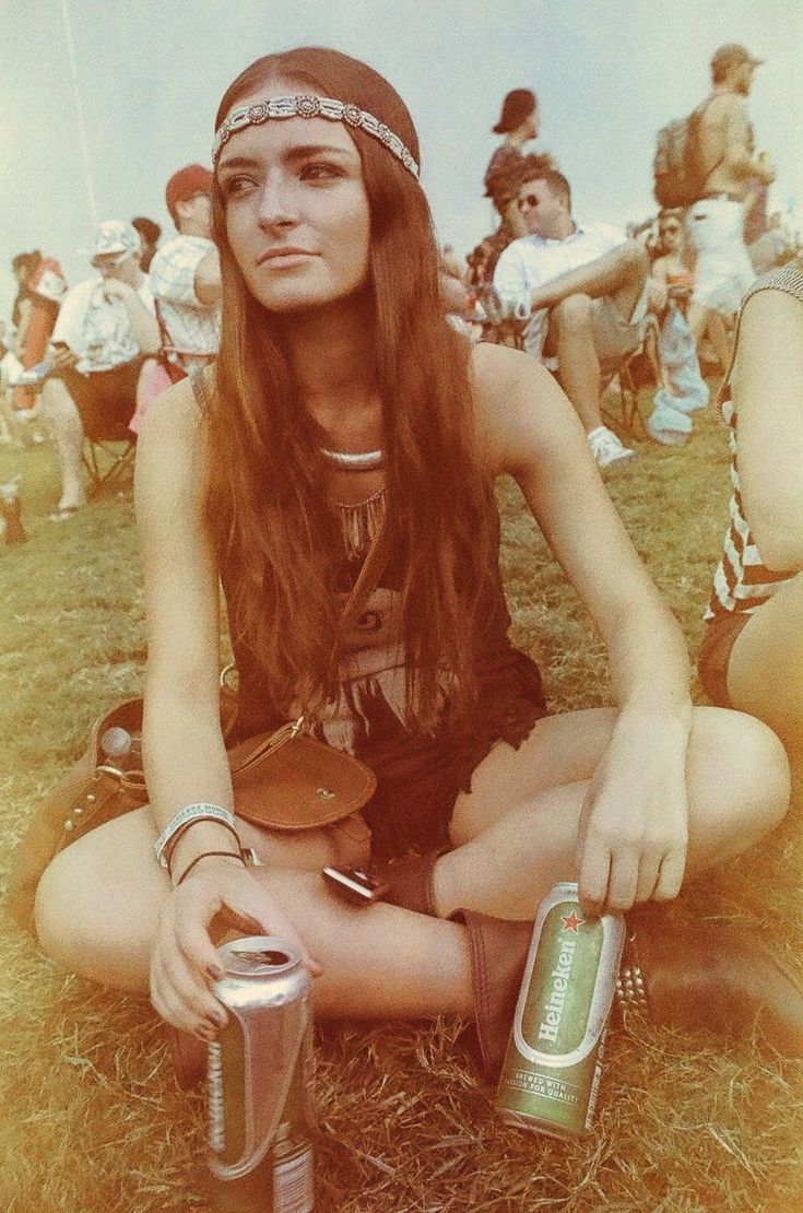 I'm really into this grungy 70's thing lately. Mundo Hippie, Hippy Fashion, 60s Hippie, Woodstock 1969, Boho Chique, Woodstock Festival, Hippie Movement, Hippie Aesthetic, Hippie Culture