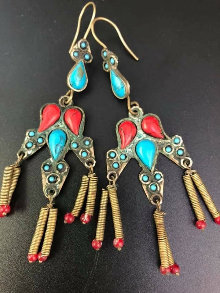 Mega beautiful, oriental earrings from Pakistan complemented with red and turquoise stones. At the ends, delicate springs with beautiful crystals. Measurements. Length 10 cm, width 3 cm. Unique Festival Earrings With Dangling Beads, Single Drop Earring For Festivals, Traditional Chandelier Earrings With Dangling Beads, Pendant Earrings For Festivals, Vintage Festival Earrings With Dangling Beads, Traditional Multicolor Brass Earrings, Traditional Dangling Beads Drop Earrings, Traditional Dangle Clip-on Earrings With Latkans, Traditional Drop Earrings With Dangling Beads