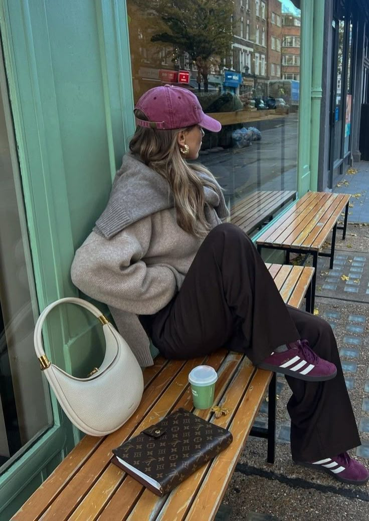 Burgundy Sneakers Outfit, Chica Chola, Looks Adidas, Burgundy Sneakers, Adidas Samba Outfit, Stile Hijab, Fall Sneakers, Samba Outfit, Burgundy Outfit