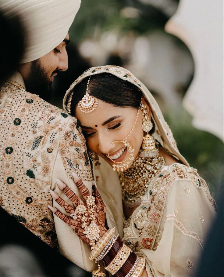 Sikh Wedding Photography, Bride Groom Photoshoot, Indian Wedding Pictures, Couple Pose Ideas, Bride Groom Poses, Indian Bride Poses, Muslim Wedding Photography, Indian Bride Photography Poses, Indian Wedding Poses