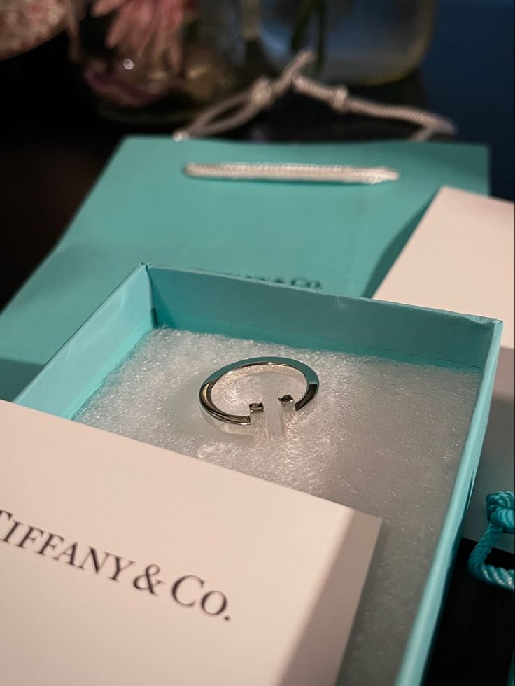 #tiffanyandco #blackpinkrose Tiffany And Co T Ring, Tiffany And Co Silver Ring, Tiffany Rings Casual, Tiffany And Co Ring, Romance Boyfriend, Tiffany Ring, Tiffany Rings, Casual Rings, Run To You