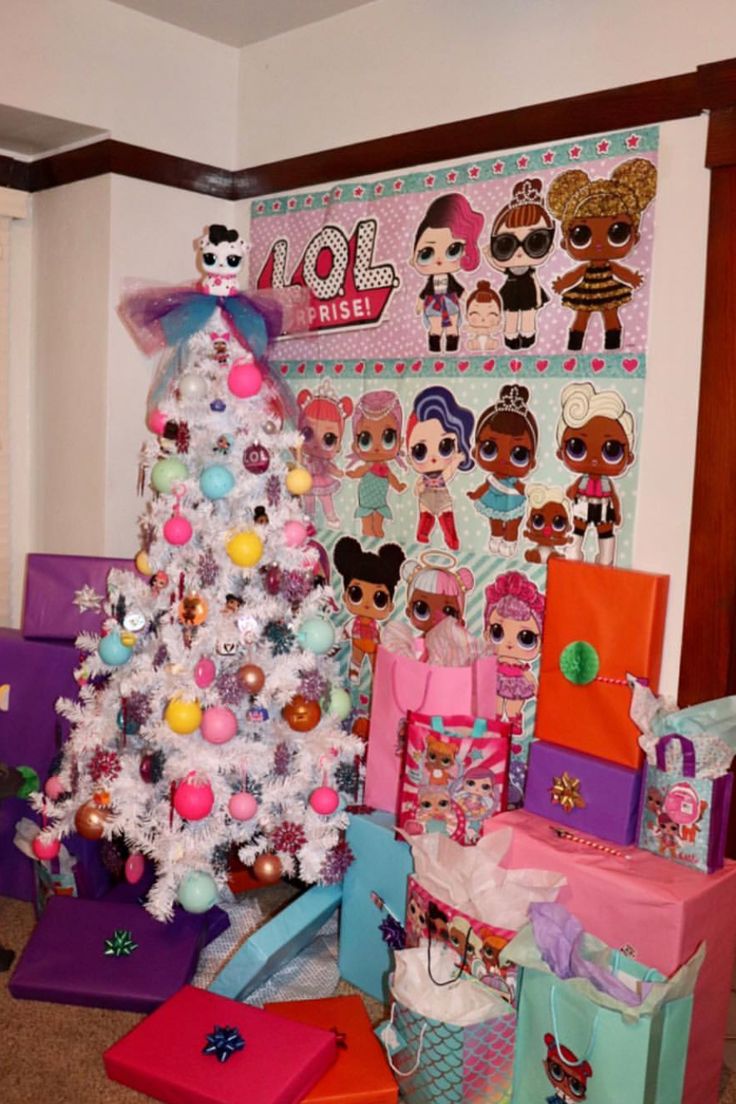 there is a christmas tree decorated with littlest pet shop dolls and presents in front of it