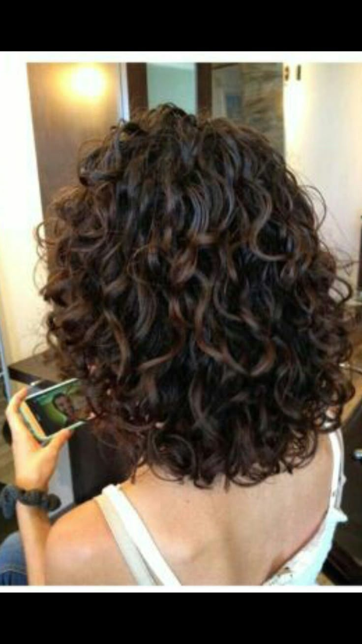 Sehr, sehr gut! !!! Curly Natural Curls, Layered Curly Hair, Curly Hair Photos, Medium Curly, Short Curly Haircuts, Medium Curly Hair Styles, Haircuts For Curly Hair, Curly Bob Hairstyles, Permed Hairstyles