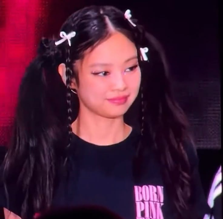 Jennie Kim Hairstyle Braid, Jennie Bow Hair, Jennie Hairclip, Jennie Braid Hair, Jennie Ribbon Hair, Jennie Ribbon Hairstyle, Blackpink Jennie Hairstyles, Hairstyles Ribbon, Hair Ribbons Hairstyles