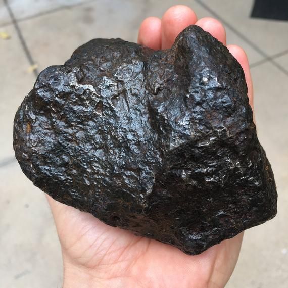 Rare Massive 5.35lb 2428g XL Authentic Iron Meteorite image 3 Meteor Rocks, Raw Gemstones Rocks, Stone Age Tools, Paleo Indians, Native American Tools, Rock Identification, Iron Meteorite, Rocks And Fossils, Indian Artifacts