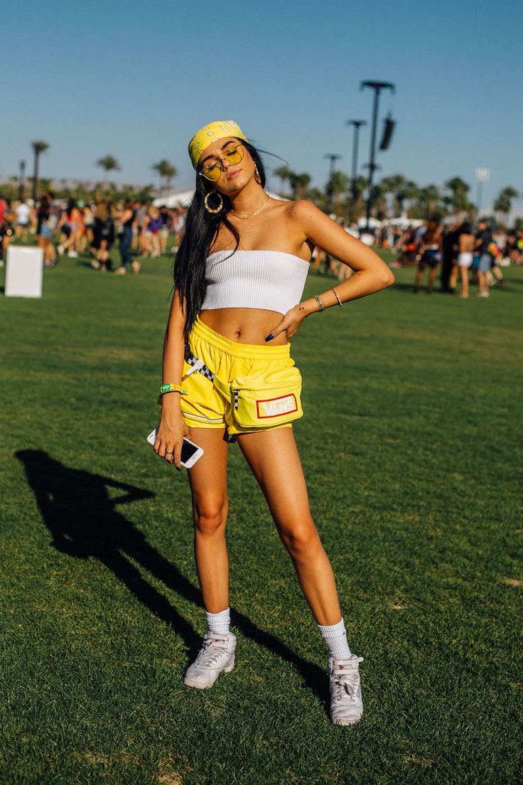 Proof You Don't Need A Flower Crown To Do Festival Fashion #refinery29 http://www.refinery29.com/2017/04/150281/coachella-street-style-2017#slide-4 Look Lollapalooza, Look Da Festival, Fall Festival Outfit, Lollapalooza Outfit, Festival Outfit Inspiration, Coachella Looks, Festival Mode, Outfit Essentials, Festival Outfits Rave