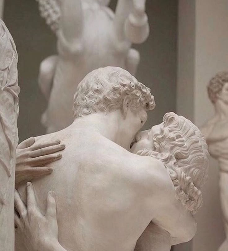 there is a statue with two people hugging each other