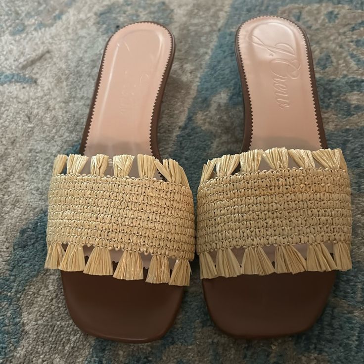 Jcrew Sandals Woven Raffia Kitten Heel Nwt Chic Beige Mules For Beach, Chic Heels For Summer Outings And Beach Season, Chic Heels For Summer Beach Outings, Chic Straw Sandals For Vacation, Chic Straw Sandals For Summer Outings, Chic Beige Mules For Vacation, Chic Beige Mules For The Beach, Beige Summer Heels For Summer Outings, Casual Block Heel Heels For Vacation