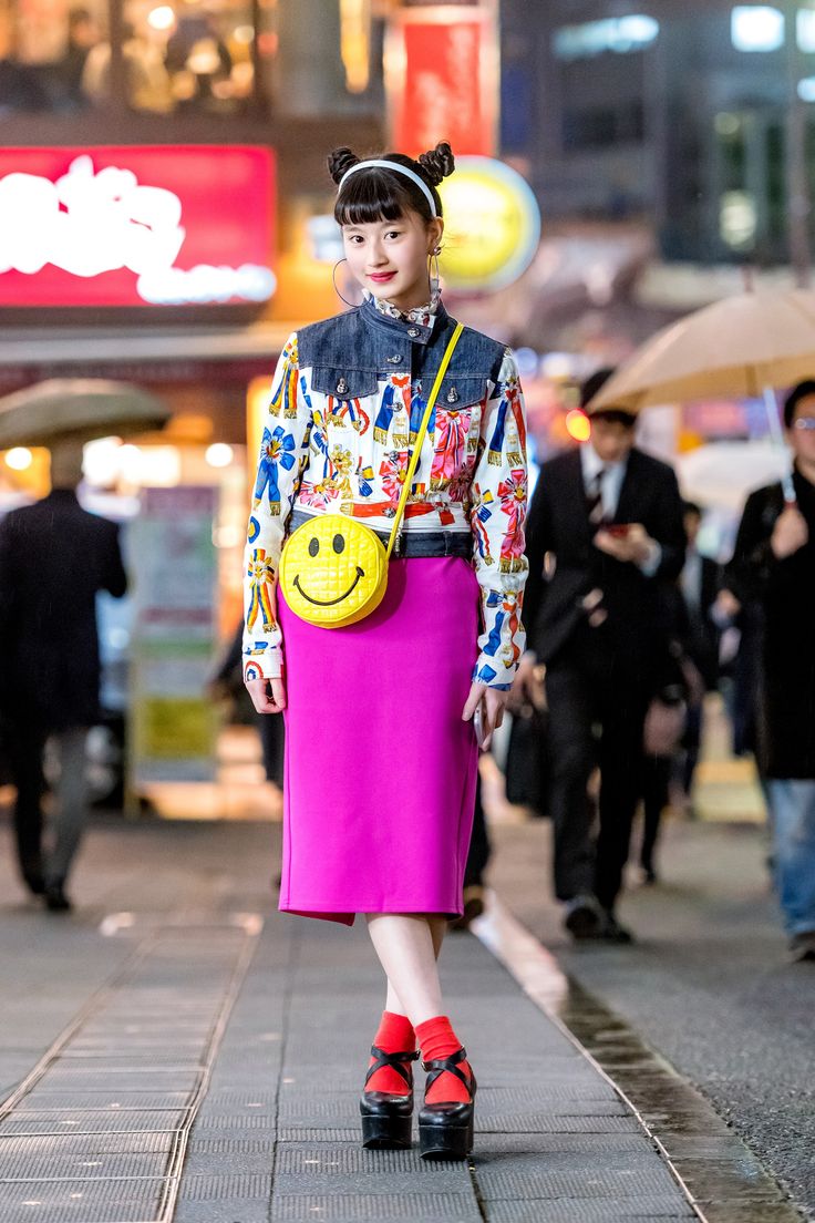 The street style in Tokyo is on another level. See our latest coverage here. Japan Street Fashion, Fashion By Decade, Tokyo Fashion Street, Asia Boy, Japan Fashion Street, Tokyo Fashion Week, Harajuku Fashion Street, Tokyo Street Style, Tokyo Street