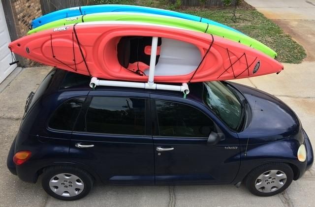 a car with two kayaks on top of it