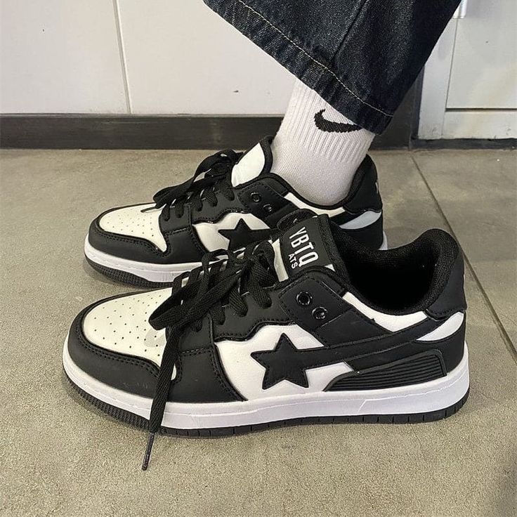 Star Sneakers - Kimi – Wonderland Case Star Shoes Cheap, Womens Star Shoes, Cute Black And White Shoes, Black Star Shoes, Nike Star Shoes, Clothes 11-12, Grunge Shoes Sneakers, Star Sneakers Outfit, Cool Shoes Aesthetic