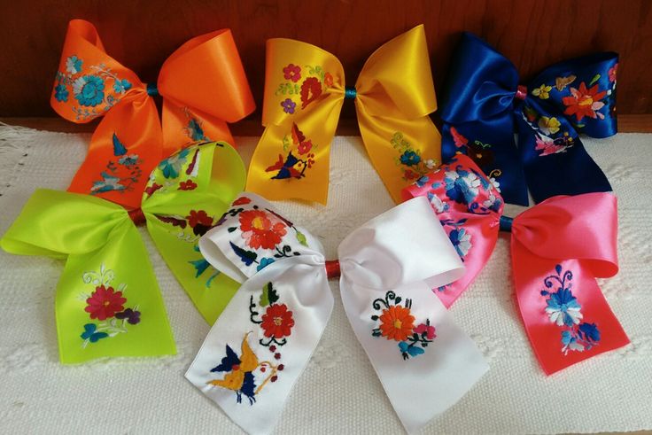 Moños Bordados a mano Tehuacan, Puebla, México. 2385938561 Contáctanos https://www.facebook.com/Hair-Bows-and-Accesories-196446293830192/ Charro Days, Mexican Birthday, Fiesta Baby Shower, Bow Clip, Cheer Bows, Bow Clips, Bow Hair Clips, Baby Bows, Kids Accessories