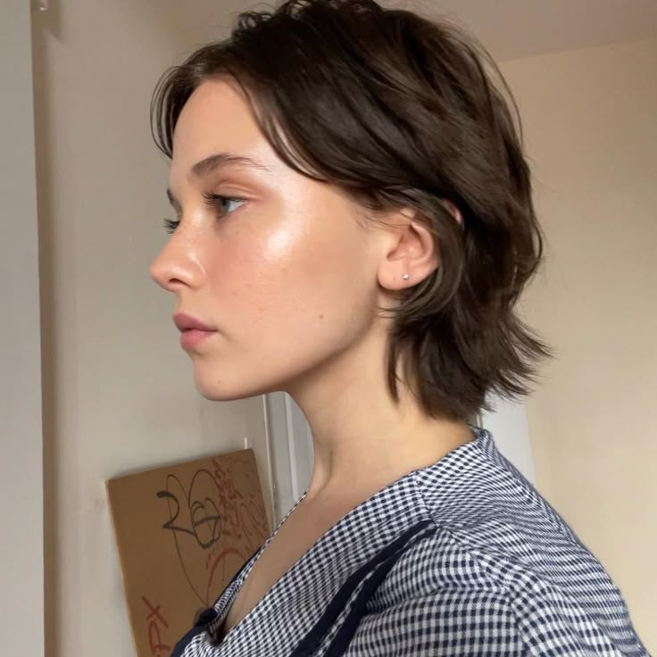 Cailee Spaeny (@caileespaeny) posted on Instagram • Apr 11, 2021 at 4:42pm UTC Queer Haircut, Cailee Spaeny, Really Short Hair, Hair Inspiration Short, Shot Hair Styles, Penteado Cabelo Curto, Pixie Bob, Trending Haircuts, Short Hair Haircuts