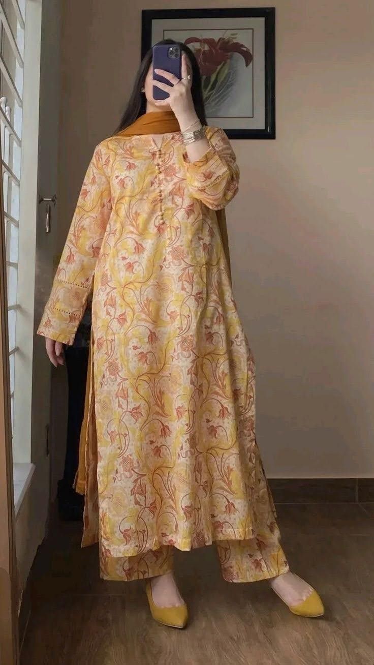 A Mirror Selfie, Simple Dress Casual, Kameez Designs, Traditional Outfit, Desi Fashion Casual, Pakistani Dresses Casual, Pakistani Fancy Dresses, Salwar Kamiz, Modest Dresses Casual