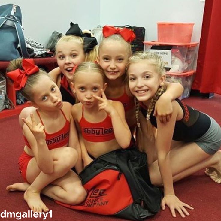 Brynn Rumfallo with the minis [FOLLOW: @dmgallery1] Alexus Oladi, Dance Moms Minis, Dance Moms Season 8, Dance Moms Group Dances, Dance Moms Costumes, Dance Moms Facts, Dance Moms Cast, Elliana Walmsley, Dance Moms Pictures