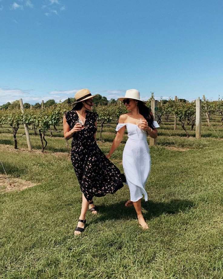 Maxi dress via @kattanita Instagram. | Winery outfit summer, Vineyard ...