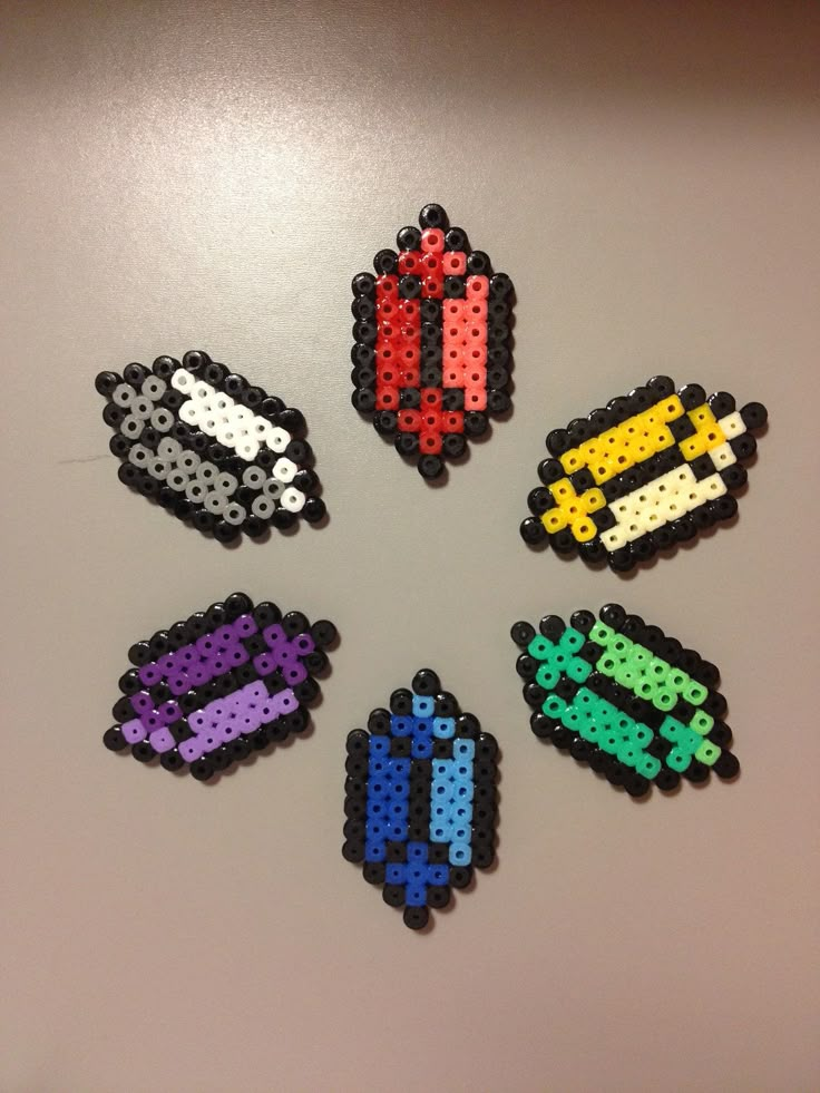 Legend of Zelda: rupees. £2.50, via Etsy. Zelda Rupees, Hamma Beads Ideas, Perler Creations, Melty Bead Patterns, Pearl Beads Pattern, Easy Perler Beads Ideas, Art Perle, 8bit Art, Hama Beads Design