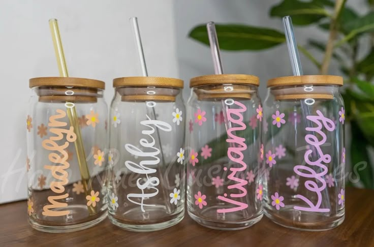 These cute customize glass would be the perfect gift idea! They could be a Christmas, birthday, anniversary, or a Mother's Day gift. They are perfect for any type of drink. Coffee lovers are obsessed with these! You can customized these cups by a name or design! Please select the color you would like the name to be! Spring Glass Cups, Beer Can Glass Ideas, Personalized Glass Cups, Can Glass Cup Design, Custom Glass Cups, Vasos Aesthetic, Glass Cups With Vinyl, Flower Glass Cup, Glass Cup With Straw