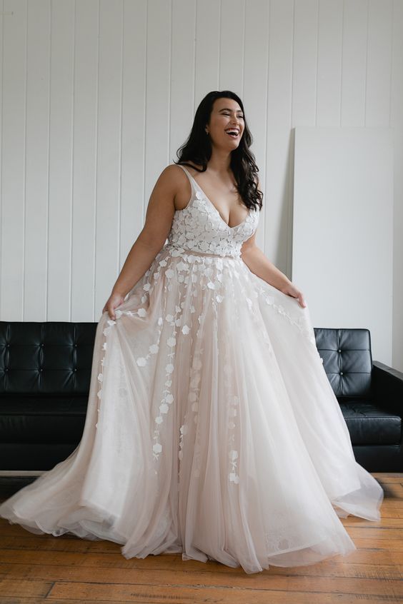 Vestido de Noiva Plus Size em 2021 | Vestidos de noiva plus, Noiva curvilínea, Vestidos de noiva delicados