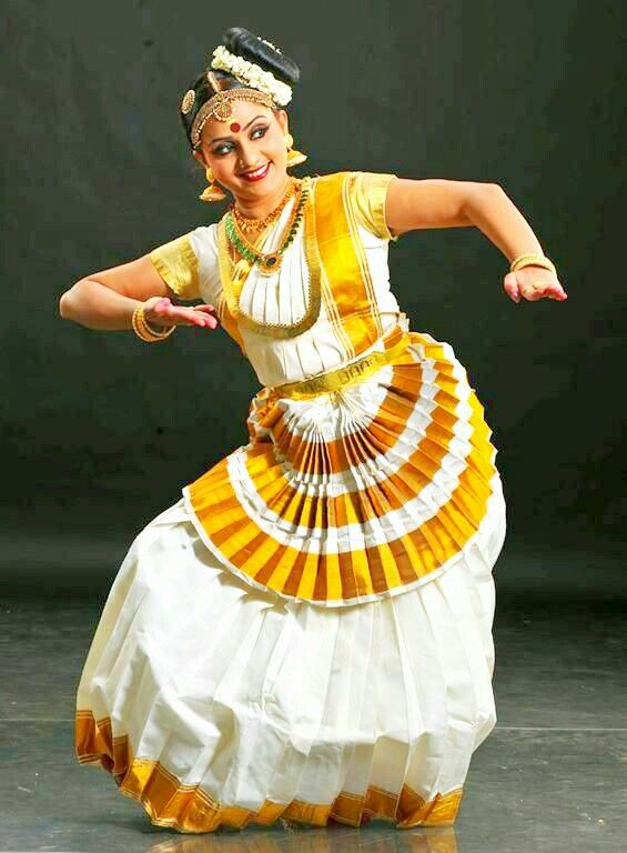 Mohiniyattam Mohiniyattam Painting, Mohiniyattam Poses, Mohiniattam Dance, Kathakali Painting, Bharatanatyam Costume, Bharatanatyam Dancer, Indian Classical Dancer, Dance Forms, Bharatanatyam Poses