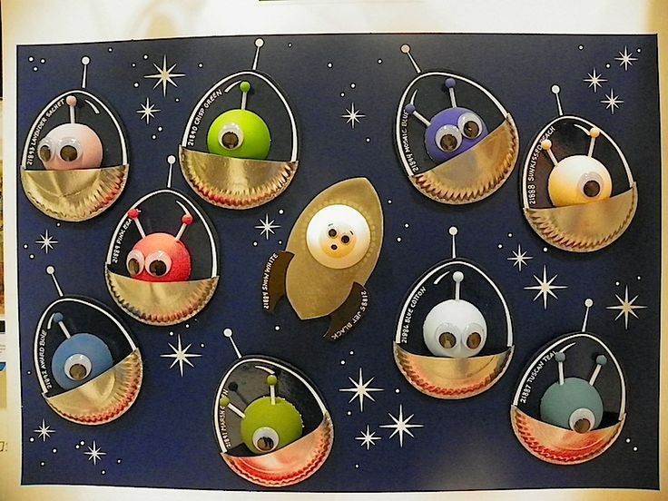 an image of some kind of artwork on the wall with balls and stars in it