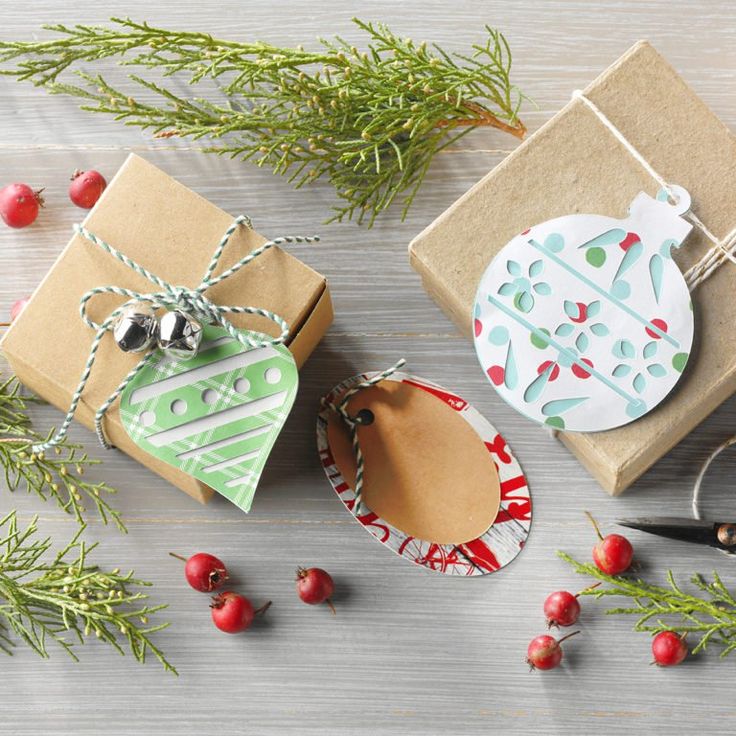 christmas presents are wrapped in brown paper and tied up with twine on the table