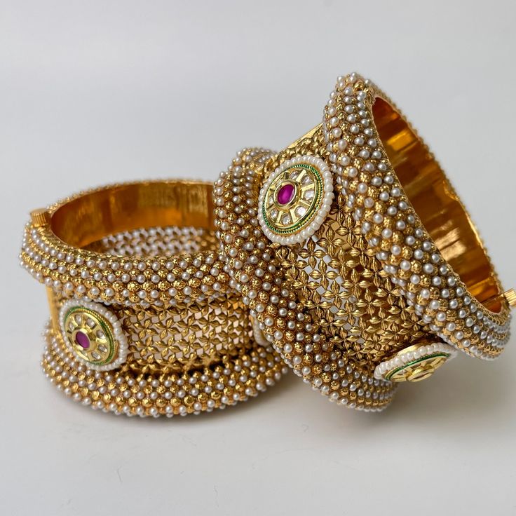 Gold plated Rajwadi Kundan openable Kada Bangle(1Pc)Single/Indian Kada/Wedding Jewelry/Kada/Punjabi Jewelry/Indian Wedding/Bollywood bangles Made from High-Quality Hand Picked Kundan Stone Perfect Kundan bangles for Party Wear. The Look Is Stunning And Preciously Suitable For All Kinds Of Dressy Occasions Its a Ideal Gift for Your Loved ones, Wife, Mother, Sister, Friend, Excellent gift for Birthday, Anniversary, Wedding , Can be wear any party , wedding, Festivals and Celebrations etc. This is 100% Handmade jewelry. So Color, shades, texture displayed may slightly vary from the actual product due to digital image limitations. We request you to consider these minor variations. Please expect the possibility of some slight imperfections when buying hand made jewelry. If you have any question Diwali Bollywood Style Bangle With Pallu, Bollywood Style Bangle For Navratri Ceremonial, Bollywood Ceremonial Bangle For Navratri, Bollywood Style Ceremonial Bangle For Navratri, Festive Wedding Bangle With Tilla Detail, Wedding Tilla Bangle, Bollywood Style Bangle For Ceremonial Festivals, Heavy Bangle For Wedding And Navratri, Heavy Bangle For Diwali Ceremonial Occasion