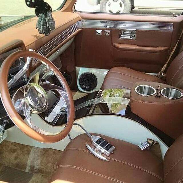 the interior of an old car is clean and ready to be used as a decoration