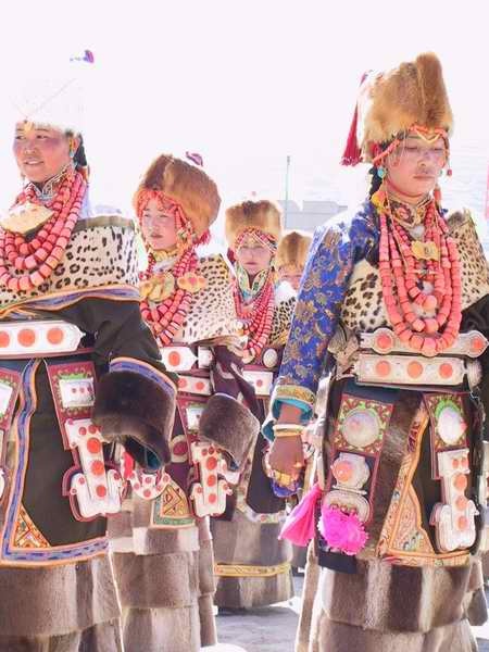 Amdo Tibet Regional Style of Ceremonial Dress by BetterWorld2010, via Flickr Tibet Clothing, Ceremonial Dress, Equestrian Events, Folk Clothing, Turquoise And Coral, Religious Symbols, 1st Century, Spiritual Power, Spiritual Protection