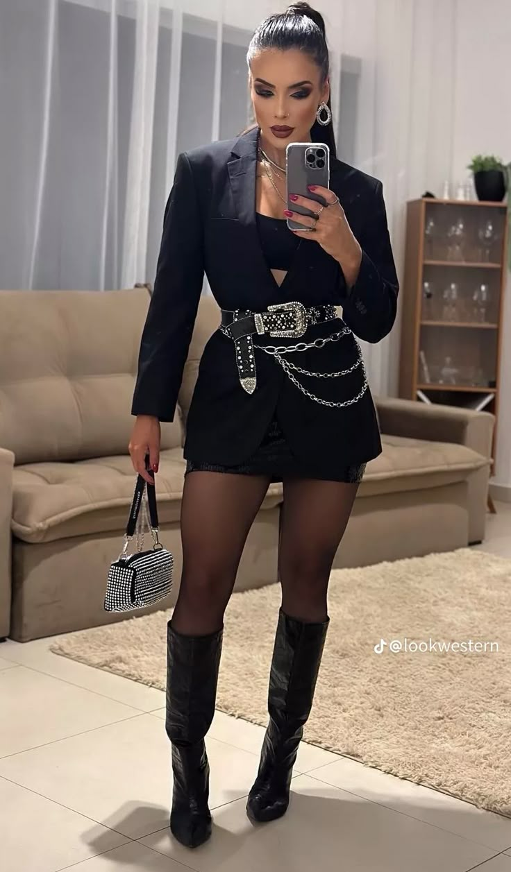 Latino Outfits Style, Buchona Outfit Fiesta, Black Rhinestone Boots Outfit, Western Black Outfit, Look Expo, Looks Show, Office Attire Women, Fiesta Outfit, Pantyhose Fashion