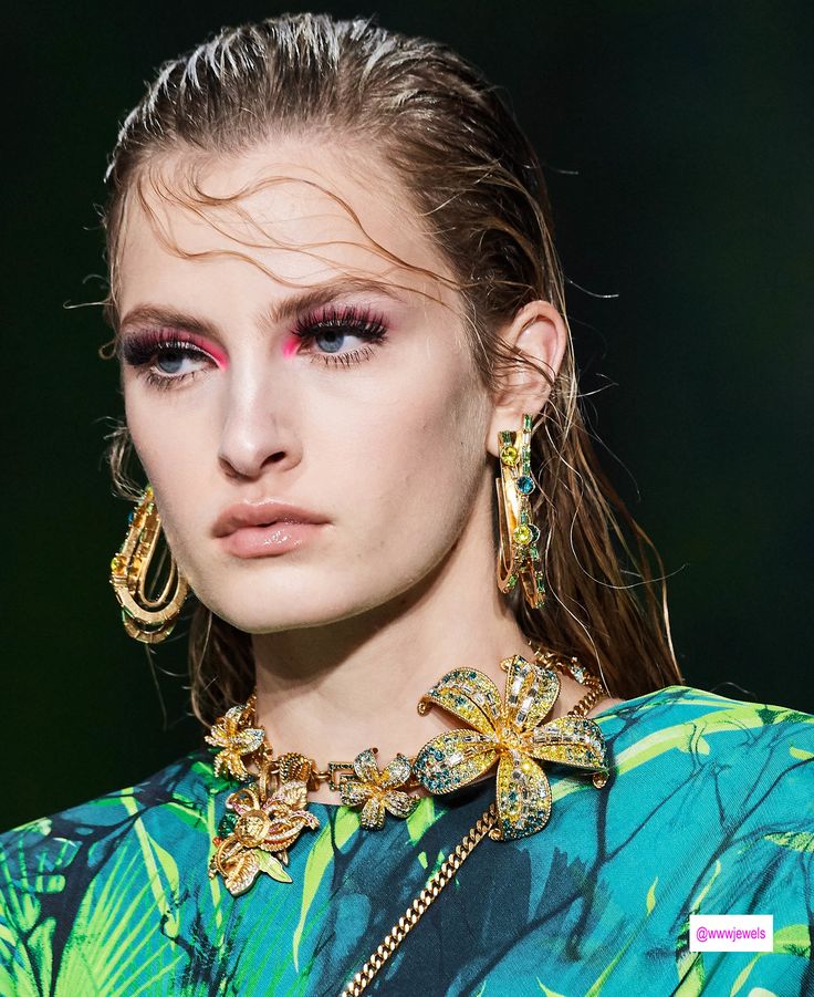 Jewelry details from Versace SS20 RTW Collection Makeup Runway, Tuscan Summer, Runway Accessories, Style Année 20, 2021 Makeup, Runway Hair, Versace Spring, Prom Hair Down, Runway Makeup