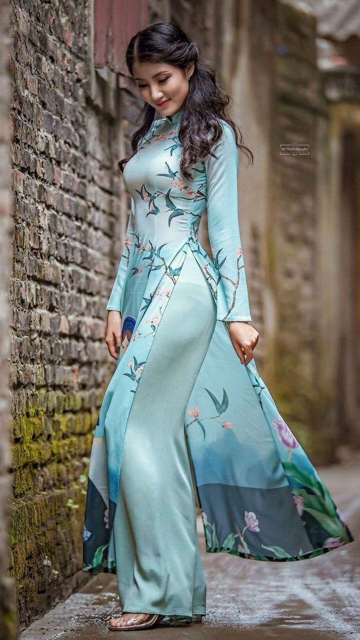 Áo dài & quần xanh lá phi bóng. - Mr. Thịnh Nguyễn PHOTOGRAPHER - Vietnamese Clothing, Vietnam Dress, Vietnamese Traditional Dress, Vietnamese Dress, 인물 사진, Indian Designer Wear, Cheongsam, Asian Fashion, Indian Outfits