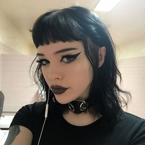 Imagen de black hair, goth girl, and viva Black Hair Goth, Soft Grunge Hair, 90s Grunge Hair, Goth Hair, Alt Makeup, Alternative Makeup, Goth Girl, Beauty Makeup Tips, Mullet Hairstyle