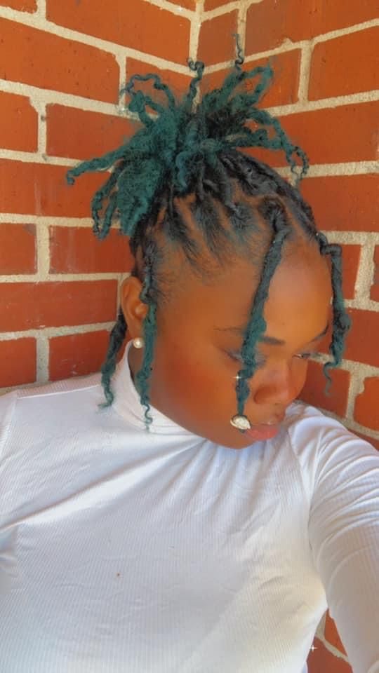 Photo of a black woman with grid parted locs. The locs are ombré color fading from black to teal. Starter Locs, Locs, Dreadlocks, Hair Styles, Hair, Beauty