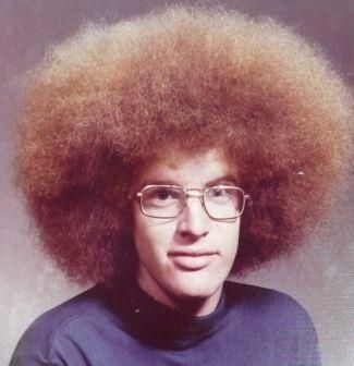 <b>White Dudes with Afros are a breed unto their own.</b> The White Boy Afro also has a certain poetry to it. Whether that poetry is from Lord Byron or Nickleback is up to you, dear reader. Afro Pictures, 80s Haircuts, White Afro, Funny Hair, Big Afro, Awkward Photos, Awkward Family Photos, Yearbook Photos, Kids Hair Cuts