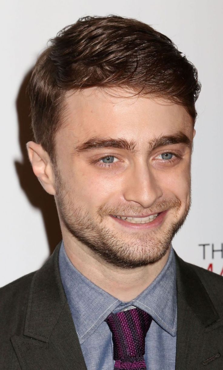 Daniel Radcliffe Comb Over Asian Round Face, Guys With Round Faces, Mens Beard Styles, Hairstyles Round Face, Mens Hairstyles Round Face, Haircuts For Guys, Male Haircut, Mens Beard, Round Face Men