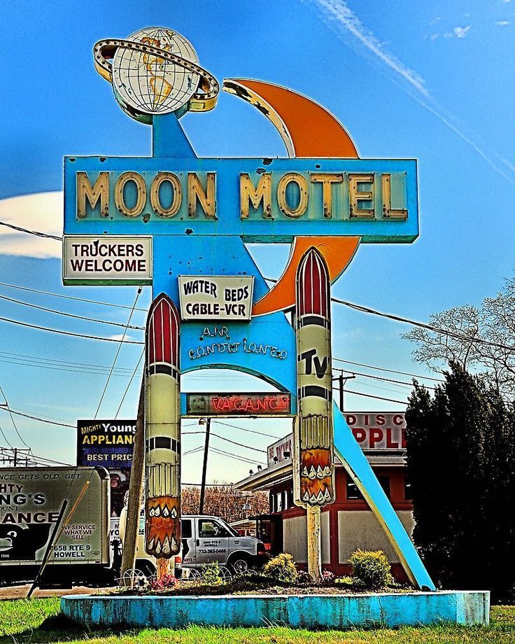 the moon motel sign is painted blue and orange