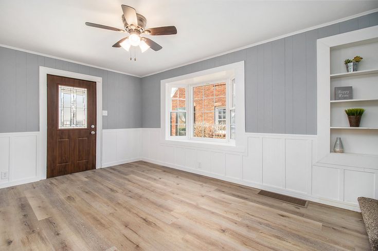 an empty living room with wood flooring and white trim on the walls is shown