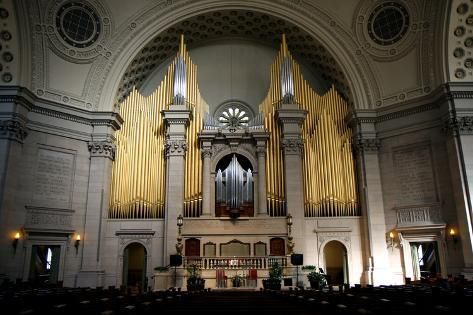 an organ in the middle of a large building