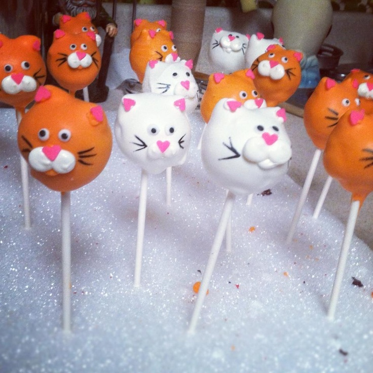 there are many cake pops with cats on them