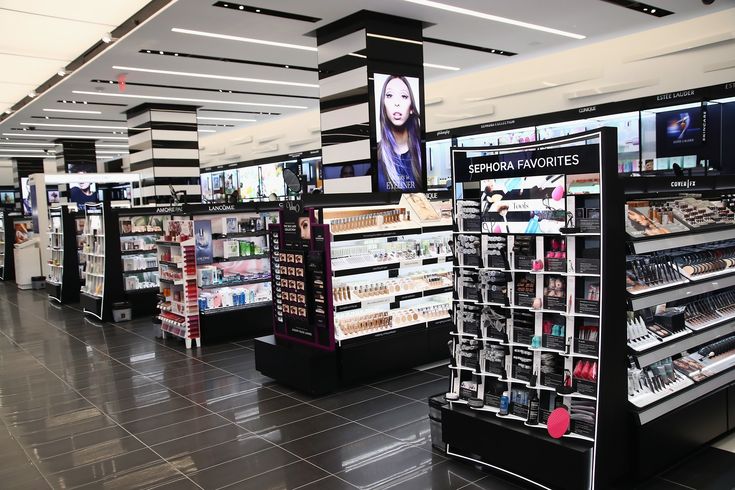 10 Hacks for Shopping the Largest Sephora in the United States Sephora Logo, Sephora Store, Cosmetics Store, Sephora Sale, Sephora Favorites, Retail Concepts, Cosmetic Display, Sephora Beauty, Makeup Store