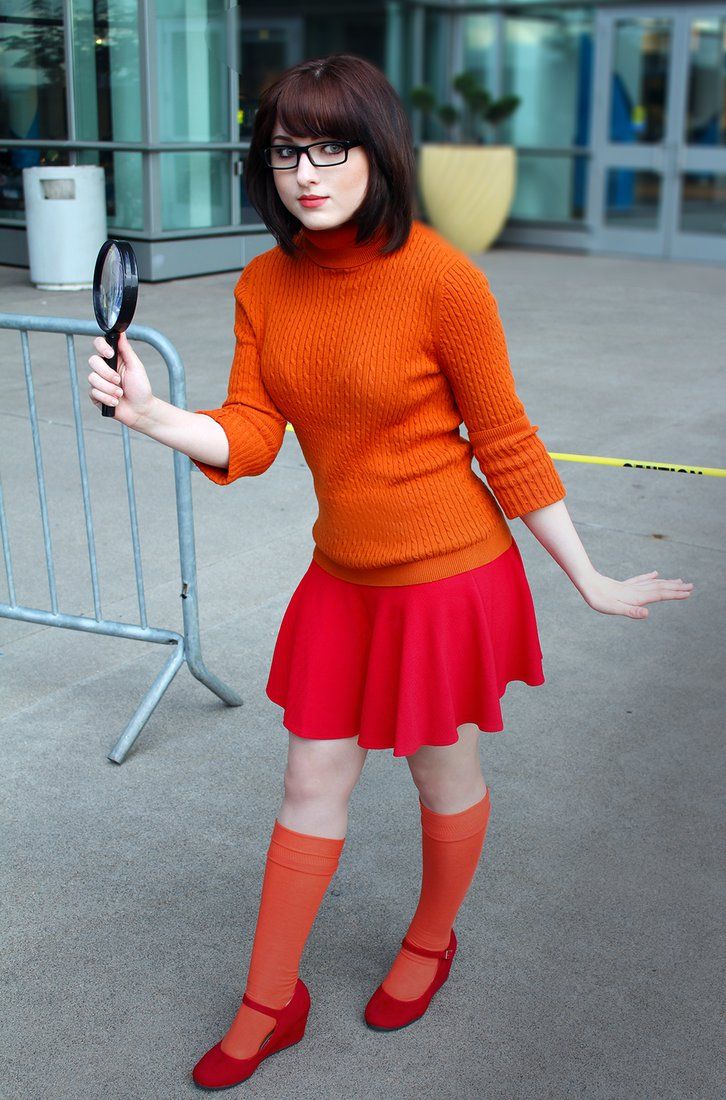 Character: Velma Dinkley / From: Hanna-Barbera's 'Scooby Doo' Cartoon / Cosplayer: Lora Griffith (aka Tetra-Triforce) Velma Cosplay, Characters Female, Cosplay Disney, Velma Dinkley, Couple Costumes, Daphne Blake, Diy Kostüm, Hallowen Costume, Halloween Costumes College